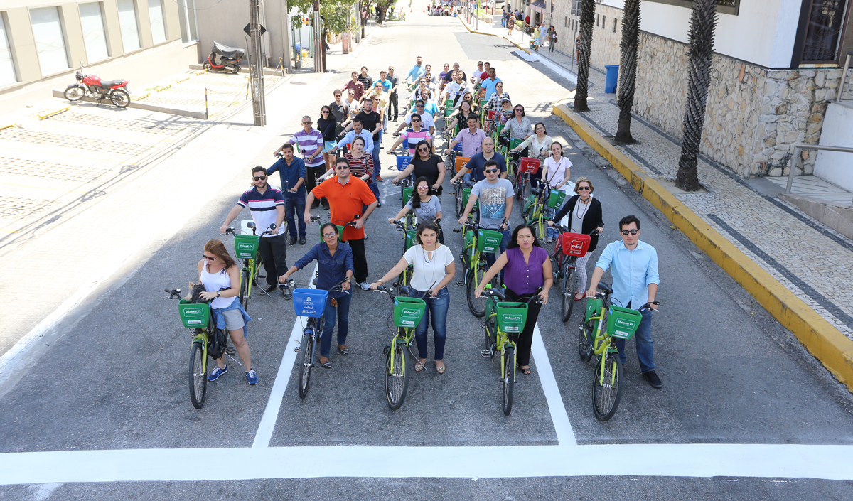 pessoas de bicicleta